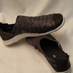 Merrell Women's size 8 Black weaved flats.